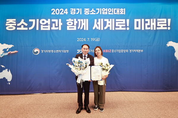 ▲김승섭 대표이사와 왕준동 사모.