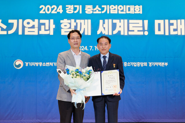 경기지방중소벤처기업청 조희수 청장과 김승섭 대표이사(사진 우)